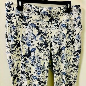Romantic, antique navy/white floral design capris. Sz XL